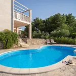 Doris Hvar